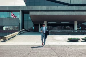 Collaborateurs échangeant des idées en entreprise