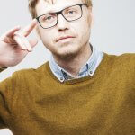 Homme en discussion constructive avec un collaborateur