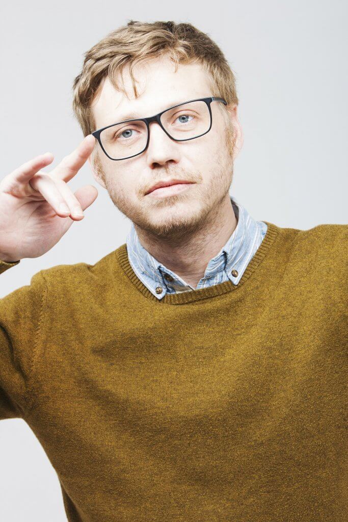 Homme en formation sur les objections commerciales
