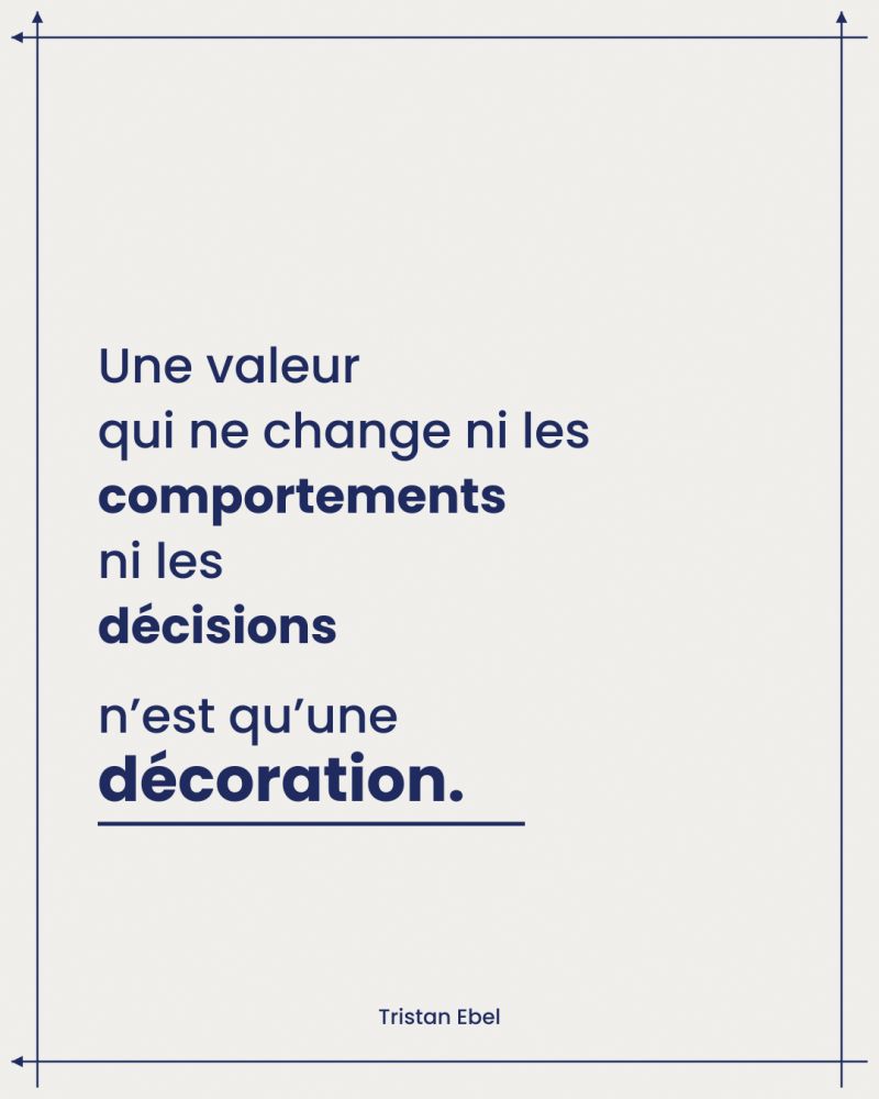 Image du post LinkedIn: Dans ce grand cabinet de conseil, la coopération figurait parmi les valeurs centrales Sur le papier Les managers n'y faisaient référence ni en réunion, ni en entretien individuel, ni lors des recadrages Les décisions se prenaient selon l'urgence Le chiffre Le rapport de force Et les comportements contraires aux valeurs étaient tolérés, dès lors que les résultats suivaient J'étais intervenu pour un atelier de transformation des valeurs en actions Le déclic est arrivé au cours d'une réunion de management particulièrement tendue Deux services se renvoyaient la responsabilité d'un dysfonctionnement Chacun défendait son périmètre, ses objectifs et ses contraintes Alors que la coopération figurait, noir sur blanc, parmi les valeurs de l'entreprise J'ai interrompu les échanges et posé une seule question : « Si la coopération est réellement l'une de nos valeurs, qu'est-ce qu'elle devrait nous conduire à faire, ici et maintenant ?